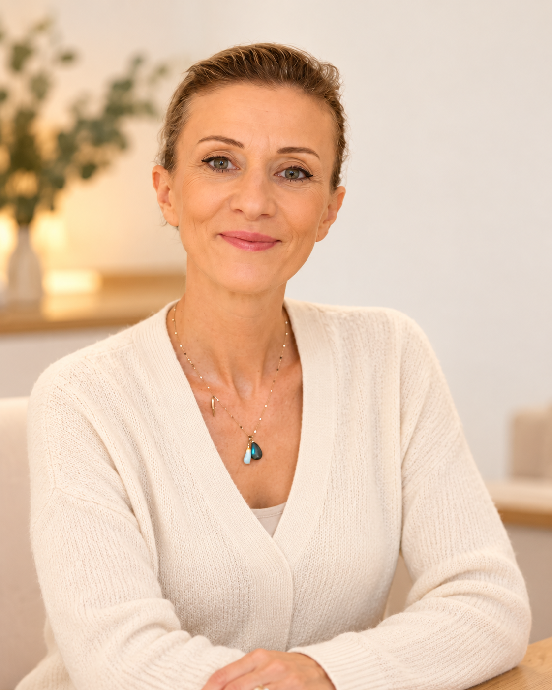Portrait professionnel d’Ingrid Guilbert, diététicienne et praticienne en laser auriculaire à Bernay